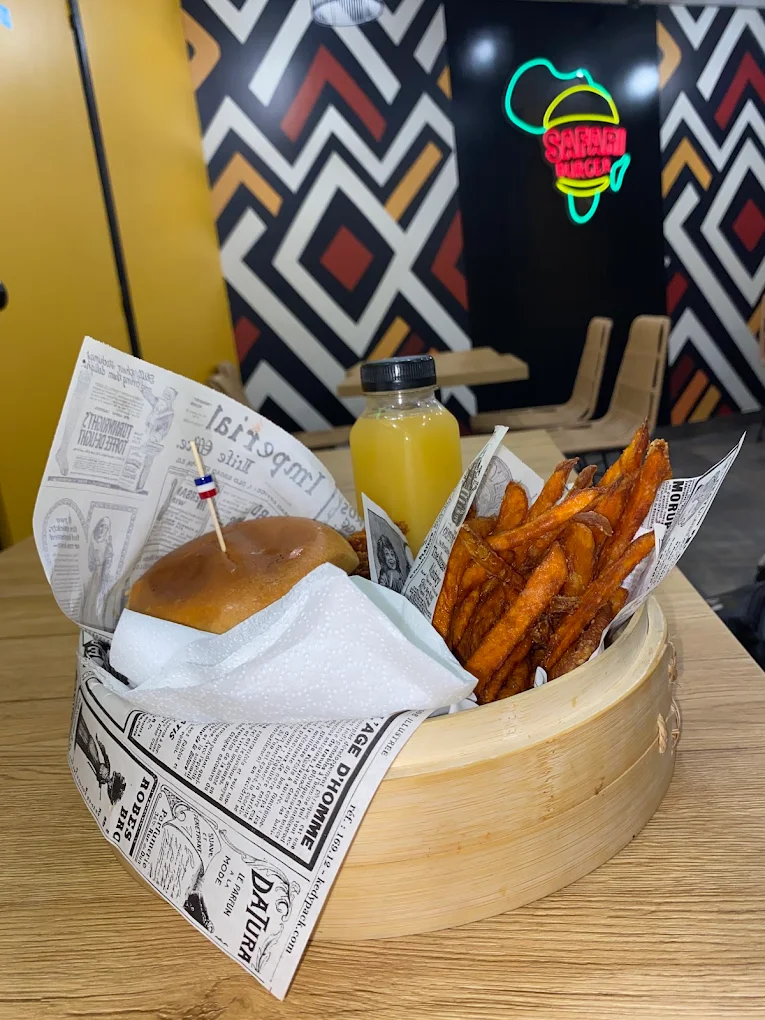 Burger, frites de patate douce et jus maison chez Safari Burger