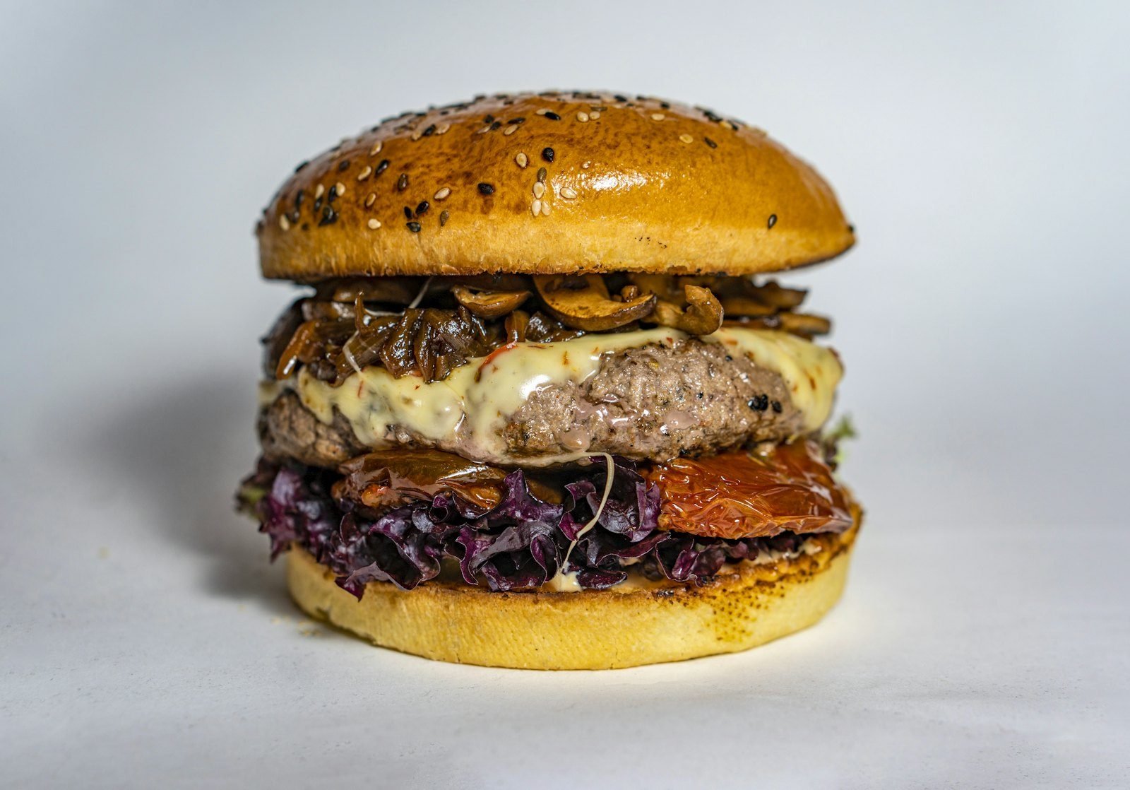 Burger au fromage fondant, cuisine fusion africaine — Safari Burger Paris 18