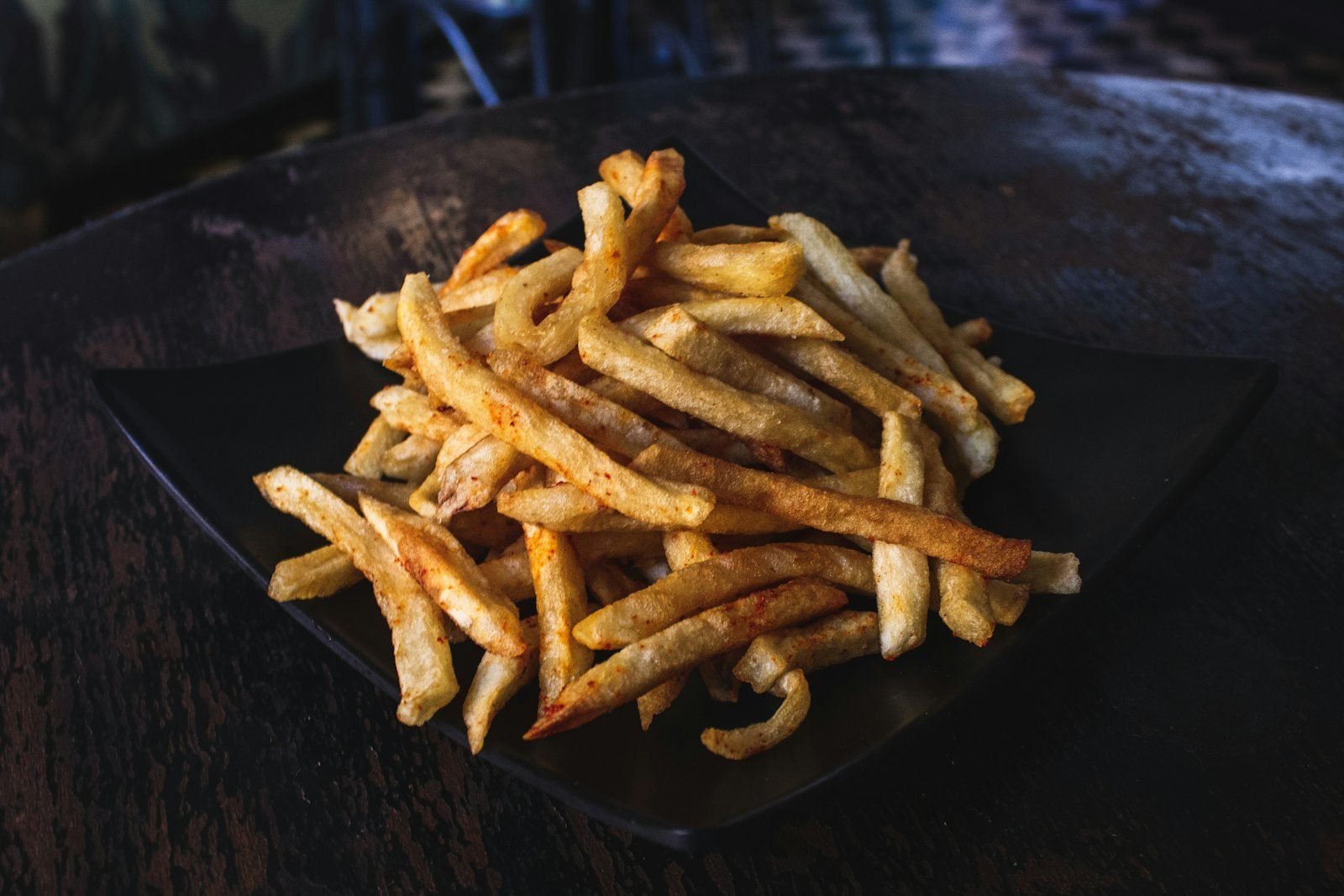 Burger et frites préparés pour la vente à emporter — Safari Burger Paris 18